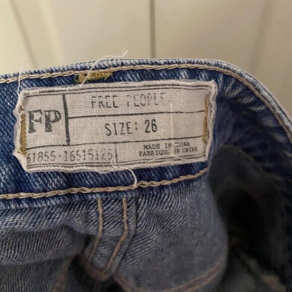 Free People Women's Ombre Distressed Raw Hem Peek A Boo Pocket Jean Shorts Sz 26 - Picture 2 of 11